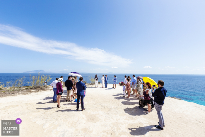 Symboliczna ceremonia fotograficzna w Bue Marino na wyspie Favignana - nad brzegiem morza w celu wymiany obietnic dotyczących docelowego ślubu w Favignana z Australii