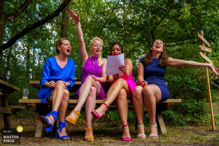 Fotografia de casamento de De Lutte, Jan Wesselinkhoes - Melhores amigas coloridas cantando