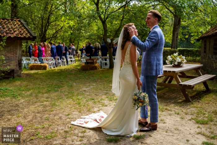 Fotografía de la ceremonia de boda al aire libre De Lutte, Jan Wesselinkhoes - Las huellas de estar recién casado