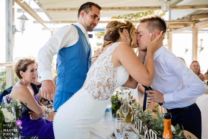 Fotografía de bodas en Zakynthos | Un beso después del discurso en la cena.