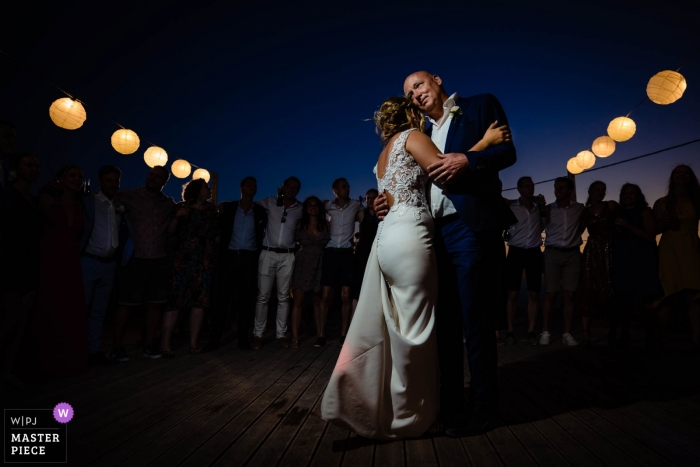 Zakynthos-Hochzeitsfotografie der Braut und des Bräutigams während des ersten Tanzes