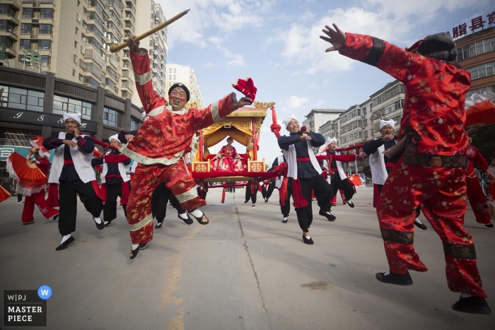 Photo by: <a href="https://www.wpja.com/contests/2019-v13/best-wedding-photographers/2551094">Zhiwen Liu - Yulin </a> Shaanxi Street Photography from the Wedding - go home