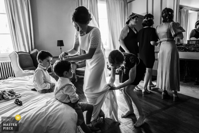 Photo by: <a href="https://www.wpja.com/contests/2019-v13/best-wedding-photographers/2551103">Henri Deroche - Orléans </a> France Getting Ready Photography on Wedding Day - All at the same time, kids, bride, bridesmaids