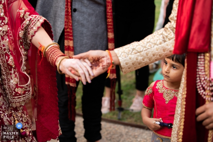 Foto: <a href="https://www.wpja.com/contests/2019-v13/best-wedding-photographers/2551116"> Julien Maria - Gironcourt Sur Vraine </a> Grand Est Zeremonie Fotografie am Hochzeitstag - Kind, Hand, Braut, Bräutigam, Mädchen, Kinder