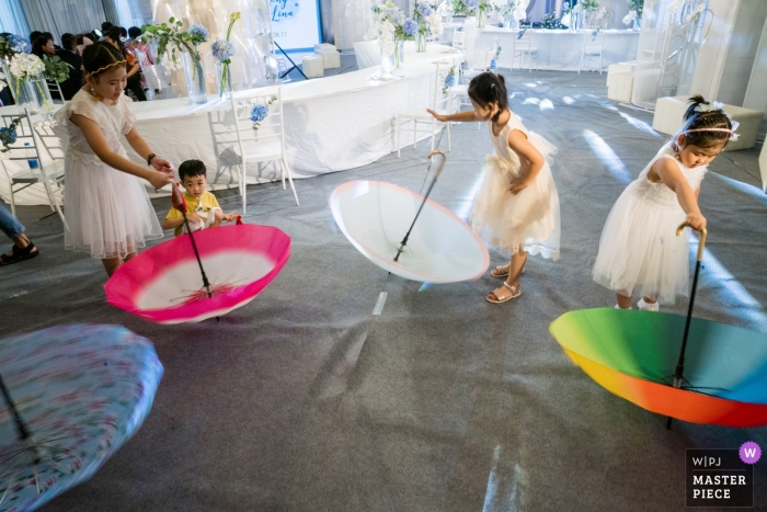 Dezhou Regal Kangbo Hotel Wedding Day Photography - The revolve game, kids, children, fun, reception, umbrellas, dance, flower, girls, dresses