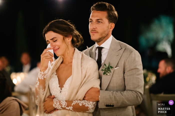 Foto di matrimonio del Conti di San Bonifacio Wine Resort, Toscana | Sposa piangere lacrime, sposo tenendola