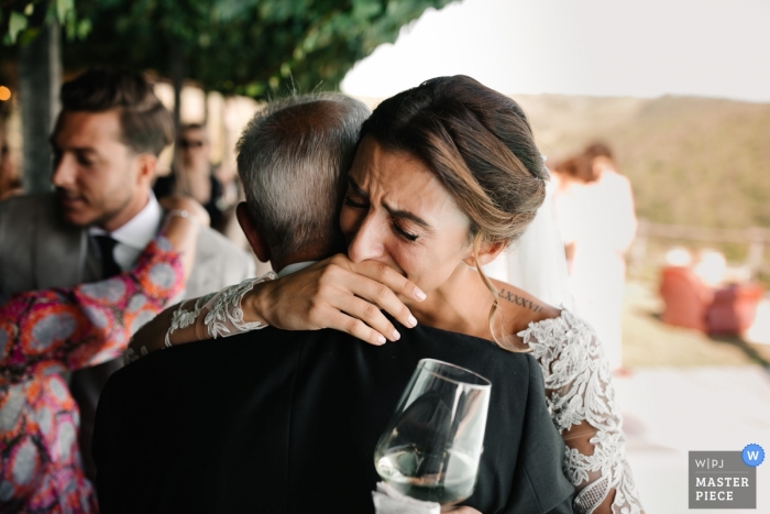 Photo: <a href="https://www.wpja.com/contests/2019-v13/best-wedding-photographers/2551229"> Julian Kanz - Portofino Genova </a> Conti di San Bonifacio Wine Resort, Photographie de mariage en Toscane | La mariée étreint son père avec des larmes
