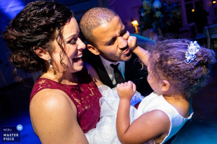 Foto: <a href="https://www.wpja.com/contests/2019-v13/best-wedding-photographers/2551249"> Joshua Grasso - Buford Georgia </a> Yonah Mountain Vineyards Cleveland Georgia Hochzeitsort Fotos | Blumenmädchen möchte keinen Kuss