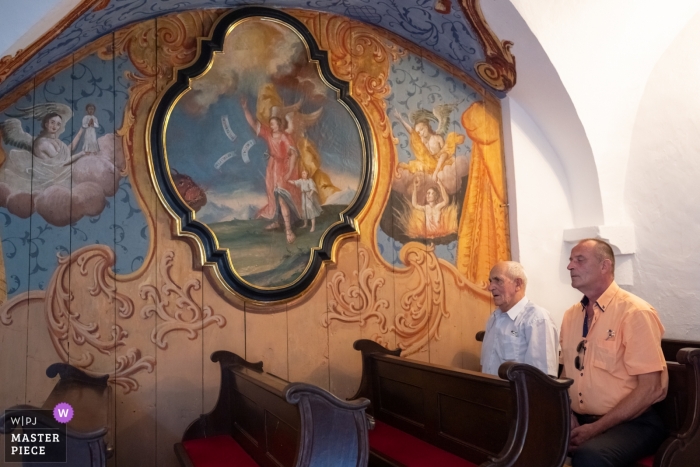 Photo: <a href="https://www.wpja.com/contests/2019-v13/best-wedding-photographers/2551317"> Goran Vadlja Kamenjašević - Velenje </a> Photographie de mariage monastère Olimije - Image contient: hommes, bancs, fresque murale, cérémonie
