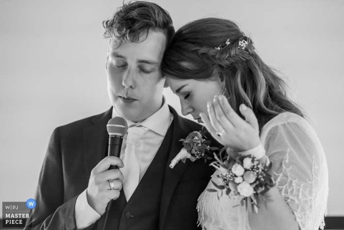 Foto von: <a href="https://www.wpja.com/contests/2019-v13/best-wedding-photographers/2551362"> Gerhard Nel - Den Haag Südholland </a> Hochzeitsfotografie aus Uilenbos, Restaurant in Lunteren, Niederlande - Hochzeitspaar betet und dankt Gott nach dem Abendessen