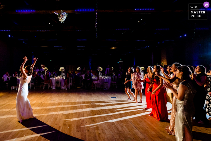 Foto: <a href="https://www.wpja.com/contests/2019-v13/best-wedding-photographers/2551404"> Paul Rogers - Hitchin Hertfordshire </a> The Brewery, London, UK Hochzeitsort - Fotografie der Braut, die ihren Blumenstrauß auf die Tanzfläche der Rezeption wirft