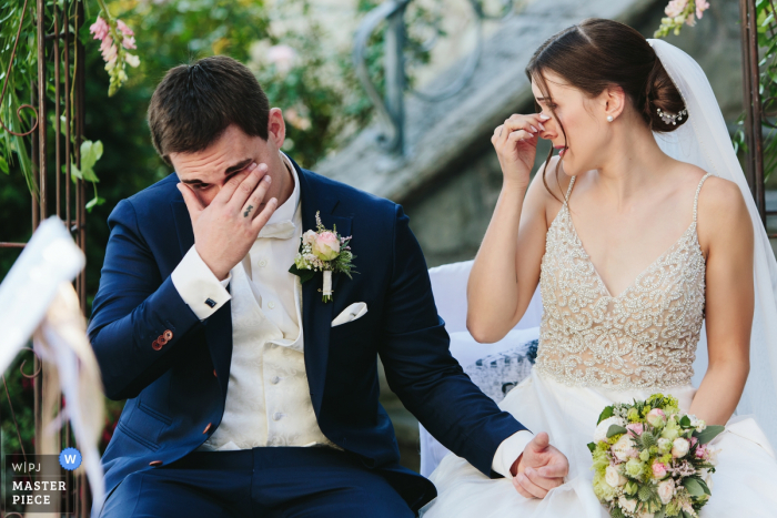 Château Gütsch Luzern, Suiza Fotografía de la ceremonia emocional de los novios el día de la boda