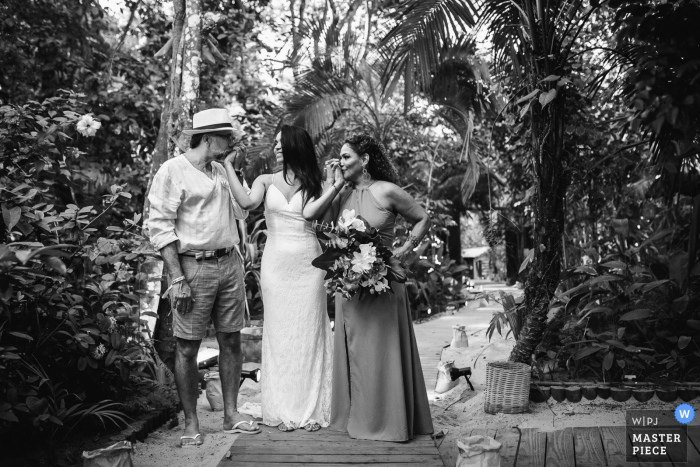 Pousada Bahia Bonita - Trancoso - Bahia - Brasile Fotografia location per matrimoni | Un minuto prima che la sposa entri nella cerimonia, le sue mani vengono baciate dai suoi genitori.