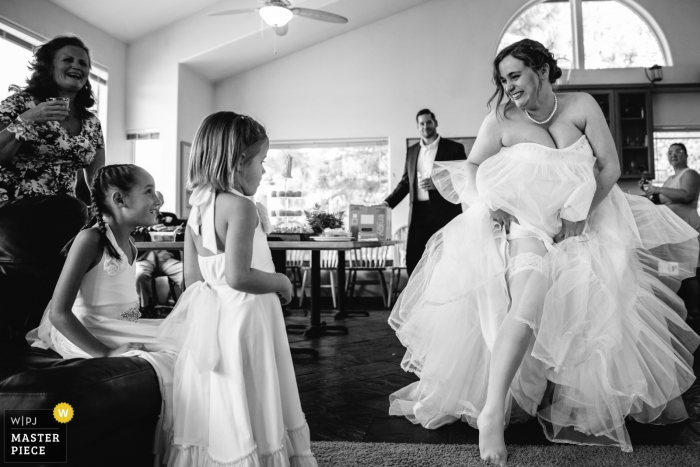 South Lake Tahoe Huwelijksfotografie - De bruid probeert aan kinderen uit te leggen wat kousen zijn.