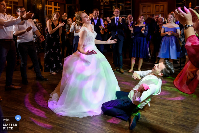 Foto door: <a href="https://www.wpja.com/contests/2019-v14/best-wedding-photographers/2552318"> Elke Teurlings - Geldrop Noord Brabant </a> Nederlandse huwelijksfotografie van de eerste dans van het paar die behoorlijk wild werd en gasten juichten