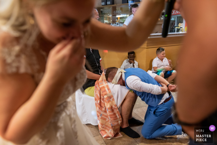 Foto von: <a href="https://www.wpja.com/contests/2019-v14/best-wedding-photographers/2552494"> Goran Vadlja Kamenjašević - Velenje </a> Celje, Slowenien Hochzeitsempfang Fotografie - Humor, Braut, Bräutigam, Augen verbunden, Witz, Streich