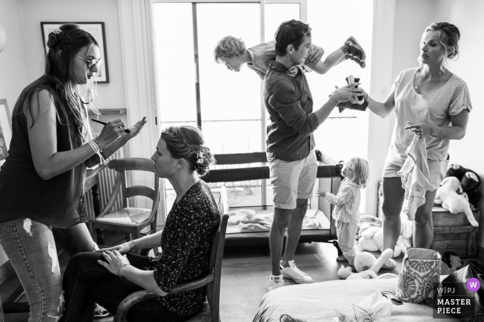 Photo: <a href="https://www.wpja.com/contests/2019-v14/best-wedding-photographers/2552813"> Jonathan Sylvoz - Annecy </a> Photographie de mariage dans la chambre de la maison de la mariée pendant la scène préparatoire - photographe Auvergne-Rhône-Alpes