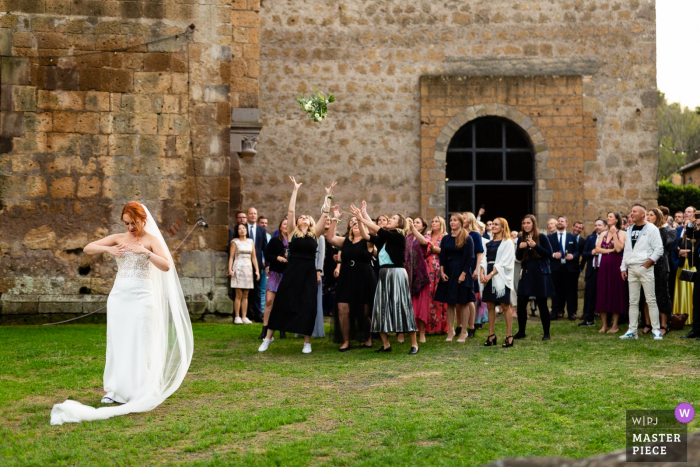 Photo by: <a href="https://www.wpja.com/contests/2019-v14/best-wedding-photographers/2552846">Massimiliano Esposito - Orvieto Terni</a> Abbazia San Giusto Wedding Photography after Ceremony | dress problems during the launch of the bouquet