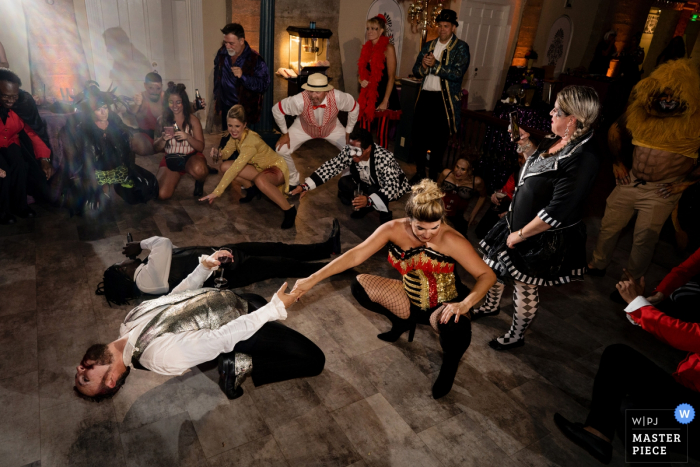 Foto door: <a href="https://www.wpja.com/contests/2019-v14/best-wedding-fotografen/2553016"> Julie Ambos - Key West Florida </a> Dansend paar in Florida wordt laag op de dansvloer op kostuumreceptie in The Lightner, St. Augustine