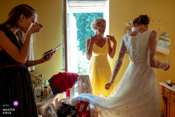 Ambazac bride getting ready with her mother and her sister - Candid Wedding Photography