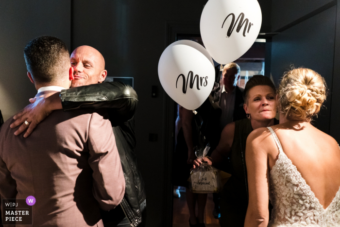 Photographie de mariage d'Anvers - Ballons, mariée, marié, câlins, émotions