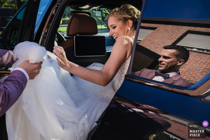 Photo: <a href="https://www.wpja.com/contests/2019-v14/best-wedding-photographers/2553201"> Philippe Swiggers - Bekkevoort </a> Photographe de reportage pour mariage à Anvers - La mariée obtient un coup de main en sortant de la voiture