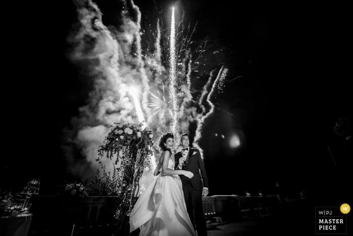 vuurwerk 's nachts met bruid, bruidegom villa lario mandello lago di como - vuurwerk, nacht, bruid, bruidegom