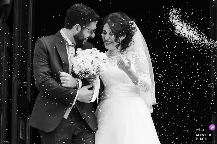 Fotografía de la boda de San Nicolò Lecco en blanco y negro: arroz con novios