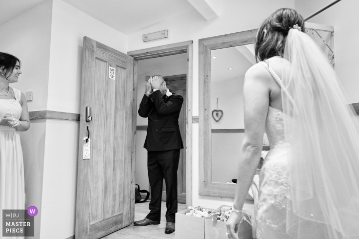 Foto: <a href="https://www.wpja.com/contests/2019-v14/best-wedding-photographers/2553393"> Ian Bursill - Loughborough Leicestershire </a> Hochzeitsreportage Fotografie von Maidens Barn, Essex, UK | Ein sehr emotionaler Vater während des Kleides offenbaren.