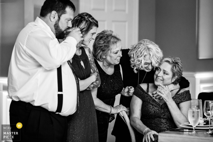 Foto door: <a href="https://www.wpja.com/contests/2019-v14-photography-competition/best-wedding-photographers/2553607"> Michelle Arlotta - Milford New Jersey </a> Draag de foto van Brook Valley New Jersey van de moeder van de bruid die door familie tijdens de dans van de vaderbruid wordt getroost