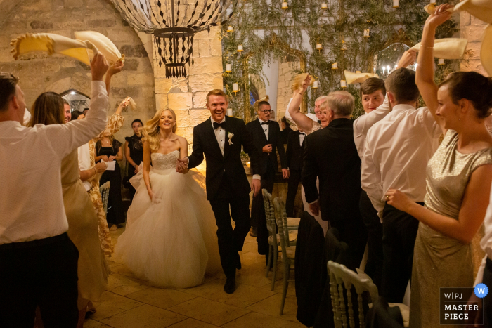 Foto: <a href="https://www.wpja.com/contests/2019-v14/best-wedding-photographers/2553869"> Daniele Borghello - Padua </a> Castello Xirumi - Catania - Italien Hochzeitsreportage Fotograf - Freudiger Einlass für Braut und Bräutigam zum Abendessen