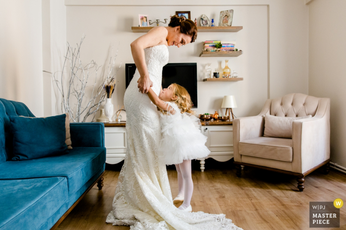 Foto von: <a href="https://www.wpja.com/contests/2019-v14/best-wedding-photographers/2553945"> Serenay Lokcetin - Antalya </a> Die Türkei-Hauptphotographie vor Istanbul-Hochzeit - Mädchen liebt die Braut