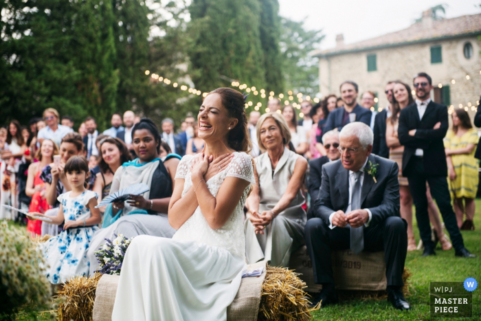 Foto von: <a href="https://www.wpja.com/contests/2019-v14/best-wedding-photographers/2553949"> Francesca Vitulano - Gualdo Tadino Perugia </a> Casale Bellavista-Hochzeitsfotos draußen - Brautgefühl während ihrer eben Ehemannrede