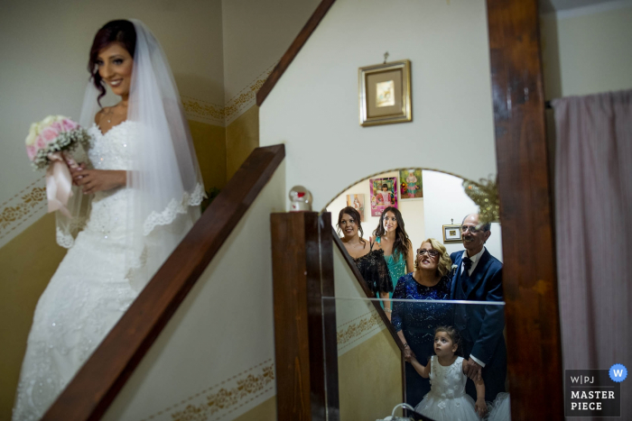 der erste Blick auf die Braut Der Hochzeitsfotograf von Reggio Calabria fängt den ersten Blick auf die Braut ein