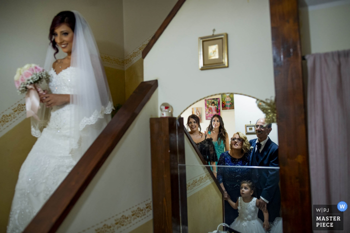 Der Hochzeitsfotograf von Reggio Calabria fängt den ersten Blick auf die Braut ein