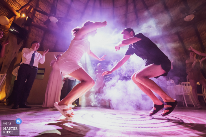 Foto von: <a href="https://www.wpja.com/contests/2019-v14/best-wedding-photographers/2553982"> Douglas Favero - Oaxaca de Juárez Oaxaca </a> Las Palmas, Huatulco, Oaxaca, Mexiko - Hochzeitsfotojournalismus - Braut und Bräutigam scheinen beim Auftanzen eines Sturms während des Empfangs zu schweben.