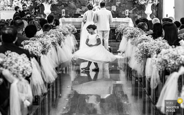 Photographie de mariage cérémonie Brésil - fille dansante en noir et blanc