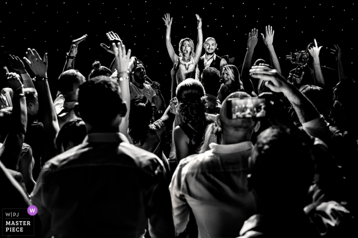 Foto von: <a href="https://www.wpja.com/contests/2019-v14/best-wedding-photographers/2554124"> Claudiu Negrea - Arad Arad </a> Arad, Rumänien Hochzeitsreportage - Foto aufgenommen während der Party, auf der Tanzfläche