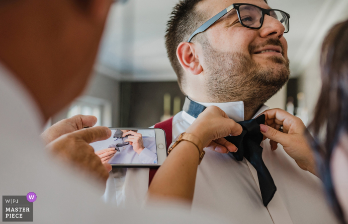 Foto von: <a href="https://www.wpja.com/contests/2019-v14/best-wedding-photographers/2554159"> Nadine Lotze - Hagen Nordrhein-Westfalen </a> Hochzeitsreportagefotografie Wermelskirchen - Vorbereitungen, Krawatte Fliege