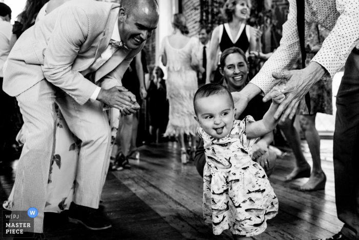 Foto von: <a href="https://www.wpja.com/contests/2019-v14/best-wedding-photographers/2554196"> Mike Riley - Teignmouth Devon </a> Felicity Church New Orleans Hochzeitsfotograf - Dancefloor Action mit Baby