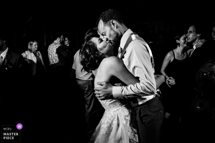 Foto door: <a href="https://www.wpja.com/contests/2019-v14/best-wedding-photographers/2554198"> Mike Riley - Teignmouth Devon </a> Colehayes Park Devon Trouwfotograaf - Afbeelding van de bruid- en bruidegomkus op de dansvloer