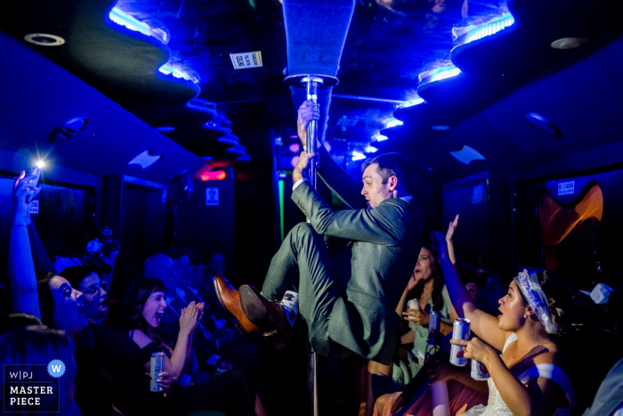 Fotografía de la boda antes de llegar al Torpedo Factory Art Center, Alexandria, VA - El novio y la fiesta de bodas se divierten en el autobús de la fiesta camino a su boda