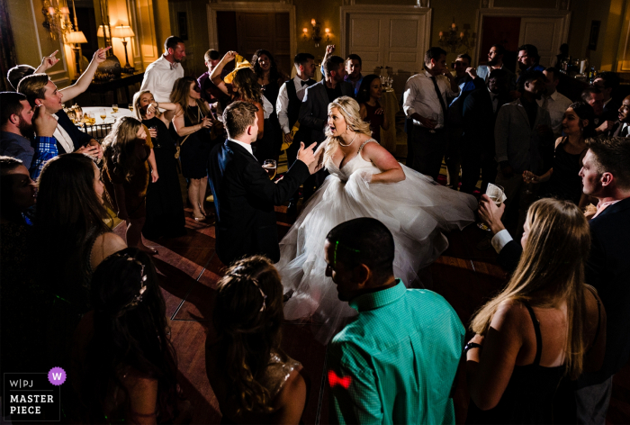 Foto: James Nix - Charlotte, North Carolina </a> Hochzeitsfotografie im Charlotte City Club NC - Braut und Bräutigam tanzen während ihres Empfangs.