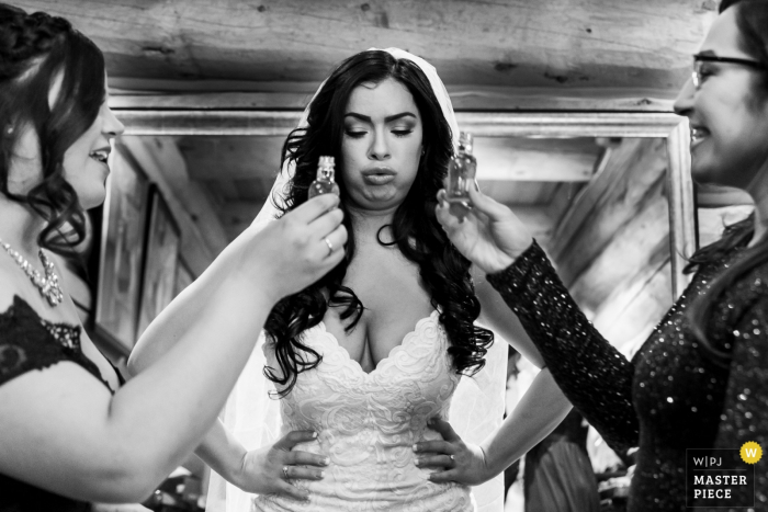 Foto por: <a href="https://www.wpja.com/contests/2019-v14/best-wedding-photographers/2554309"> Brenda Bergreen - Evergreen Colorado </a> Fotografía de la boda desde la sala de novias en el lugar de la ceremonia justo antes de la ceremonia: las damas de honor toman fotos mientras Bride se estresa justo antes de caminar por el pasillo