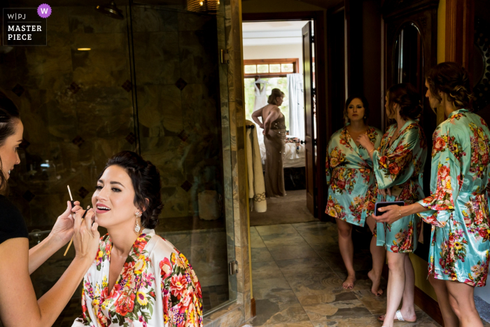 Foto door: <a href="https://www.wpja.com/contests/2019-v14/best-wedding-fotografen/2554325"> Brenda Bergreen - Evergreen Colorado </a> Colorado Rental House - Trouwdagfotografie - Bruid wordt opgemaakt, moeder van de bruid wordt aangekleed, bruidsmeisjes kijken toe