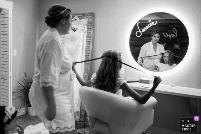 Foto di: <a href="https://www.wpja.com/contests/2019-v14/best-wedding-photographers/2554368"> Chris Shum - Sunnyvale California </a> Deer Park Villa, Fairfax - Fotografia di matrimonio delle ragazze Prepararsi