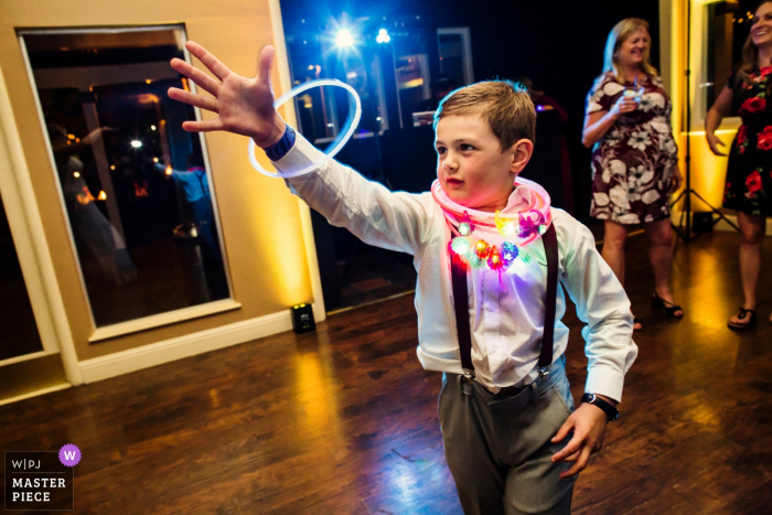 Foto di: <a href="https://www.wpja.com/contests/2019-v14/best-wedding-photographers/2554374"> Chris Shum - Sunnyvale California </a> Deer Park Villa, Fairfax Wedding Venue - Fotografia di divertimento danzante alla festa di accoglienza - Bambini e bastoncini luminosi