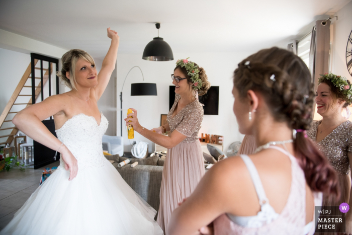 Foto: <a href="https://www.wpja.com/contests/2019-v15/best-wedding-photographers/2554727"> Cedric Derbaise - Bury </a> Oise Hauts-de-France Hochzeitsfotograf - Braut macht sich mit etwas Hilfe fertig