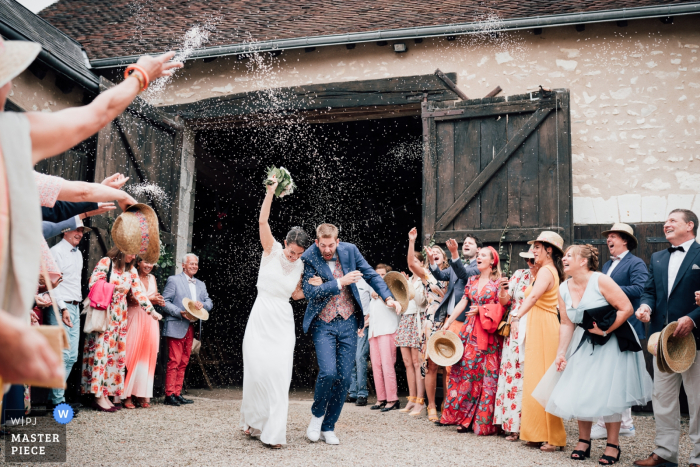 Foto von: <a href="https://www.wpja.com/contests/2019-v15/best-wedding-photographers/2554744"> Maxime Desessard - Paris </a> Île-de-France-Hochzeitsfotograf - Braut und Bräutigam verlassen nach der Zeremonie