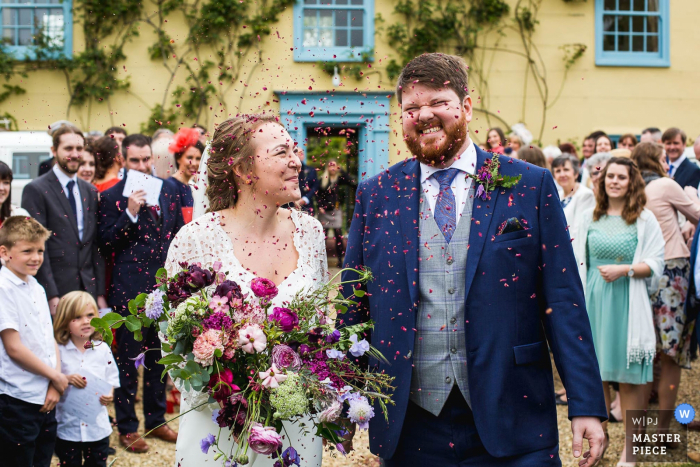 South Farm, Royston, Regno Unito Fotografo di reportage di matrimoni | Reazioni meravigliose dei coriandoli